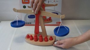 Деревянные обучающие весы с гирями (50660)