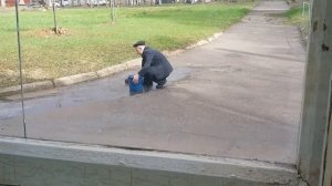 Чувак моет асфальт