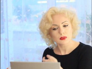 Прическа для коротких волос. Как я делаю локоны Мэрилин Монро.