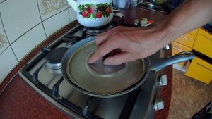 Яйца фазана на еду. Жарю фазаньи яйца на сковородке с жидким желтком