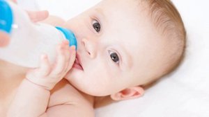 СРЫГИВАНИЯ У НОВОРОЖДЕННОГО РЕБЕНКА | Ребенок срыгивает после каждого кормления