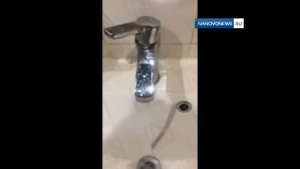 Из холодного крана течет горячая вода