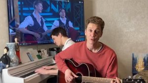 Слушать одно наслаждение. Хит каждого двора 60-х годов. Тополя, тополя все в пуху. Красивая песня.?