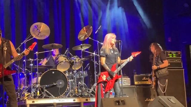 The Bitch Is Back - Lita Ford - Cameo Theater - Bristol VA - July 2022 смотреть онлайн