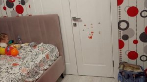 Баба стучит в дверь и орет она тебя гладит?