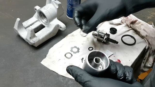 How to rebuild rear brake caliper - VW Audi Skoda Seat - New piston and seals (COMPLETE GUIDE) смотреть онлайн