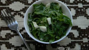 Салат с рукколой, шпинатом и яйцом