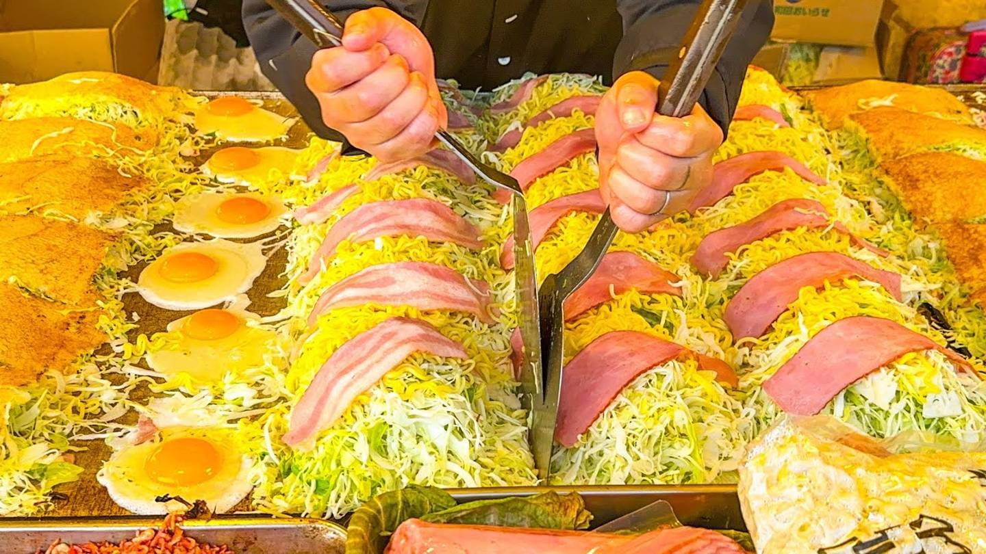 Японская уличная еда - окономияки в стиле Хиросимы окономияки