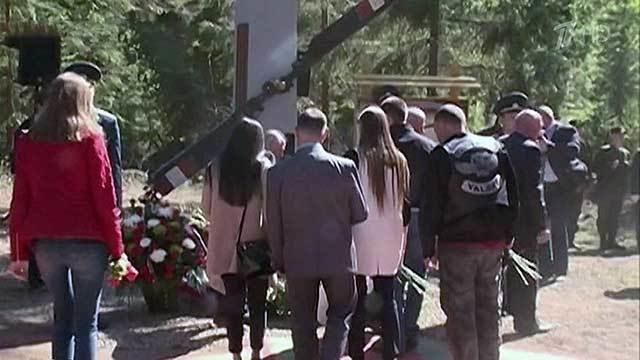 "Повесть о настоящем человеке" к юбилею легендарного летчика в памятном знаке и на советском плакате