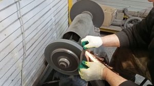 Выведение плоских спусков клинка на наждаке.