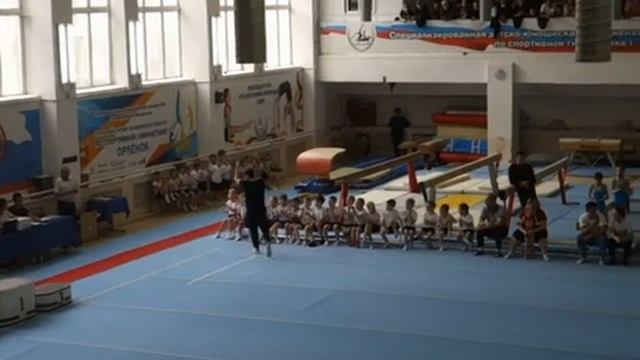 Тренер по гимнастике показывает класс.Gymnastics coach shows the class