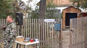 Парень десантник поет на улице, в Алтайском крае