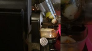 Как работает соковыжималка. How a juicer works.