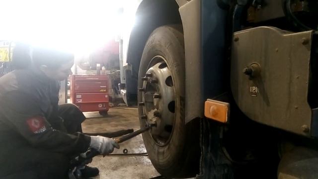 Девушки - это не слабый пол!!))\регулирока клапанов\снятие колес смотреть онлайн