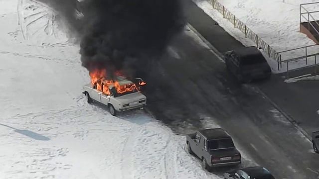 загорелась машина во дворе дома прям 8 марта)))))) смотреть онлайн