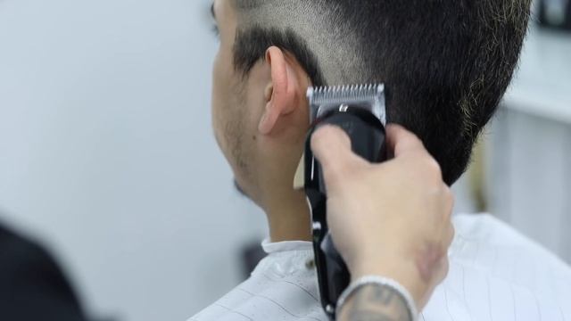 MOHAWK FADE MUST WATCH - BARBER TUTORIAL смотреть онлайн