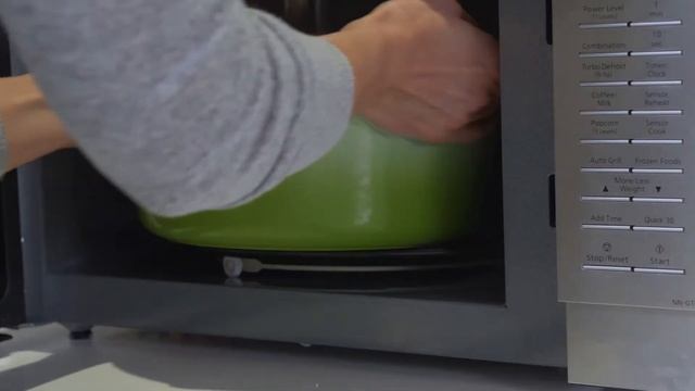 Speedy Shrimp Boil & Garlic Toast | Panasonic NNGT69KS смотреть онлайн