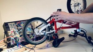 Anton Silaev build his Woom bicycle. Велосипед-синтезатор Антона Силаева. eurorack / Koma field kit