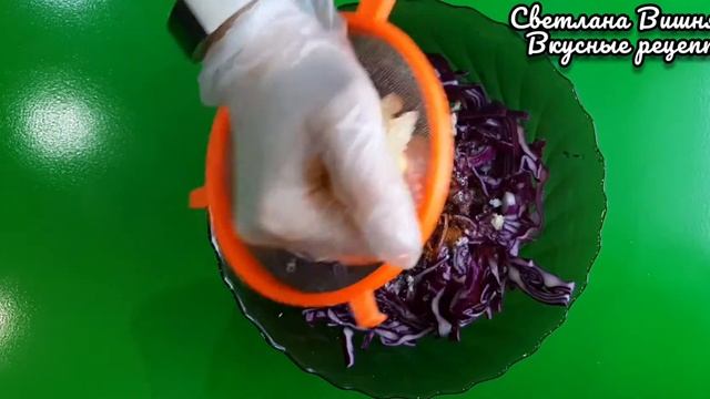 Закуска из кранокочанной капусты по - корейски + моментальный салат из трёх основных ингредиентов.