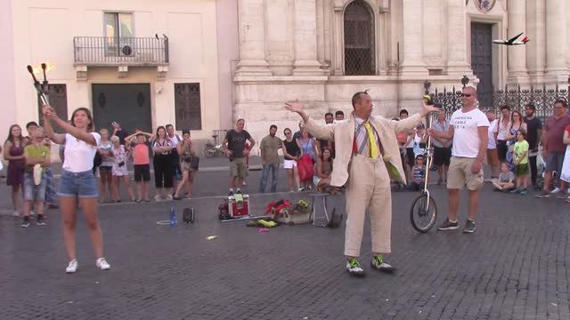 Выступление клоуна в РИМЕ - уличные развлечения
