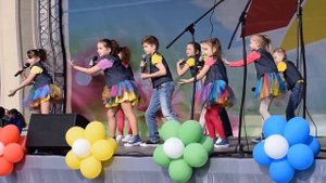 Дети поют и танцуют на сцене. Песня "Кошка". Вокальная студия "Азбука Хит".