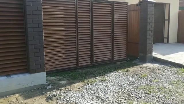 Забор жалюзи с покрытием под дерево, откатными воротами и встроенной калиткой смотреть онлайн