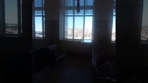 Вчера в Барабинске, что в Новосибирской области, мужик десантировался из окна местного вокзала.