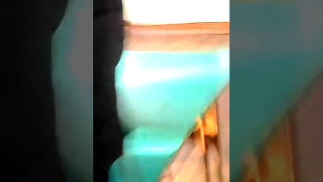 Мальчики дерутся в школе