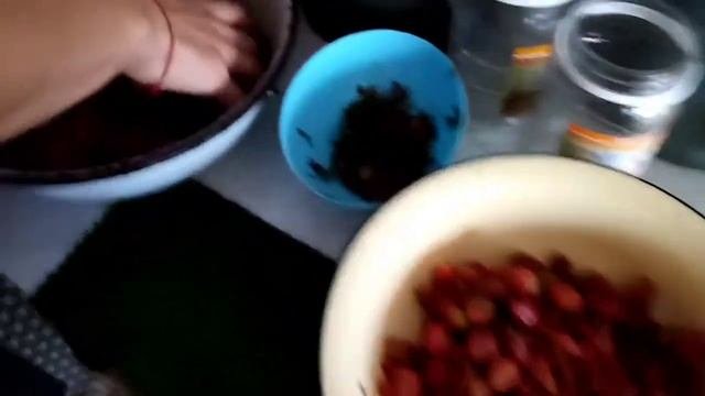Сварили варенье из смородины, и засохарили Викторию.