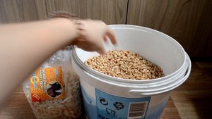 Какая подстилка лучше для кролика,опилки или гранулят???