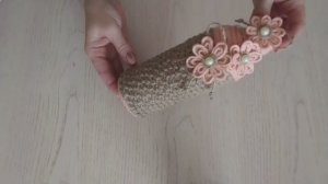 Декор джутом . Декор бутылок джутом. Цветы из джута и пряжи на примере декора бутылки.