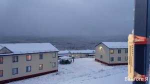 На выпавшем... на белом...