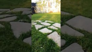 Укладка камненных  дорожек  на газон. Быстро и легко.