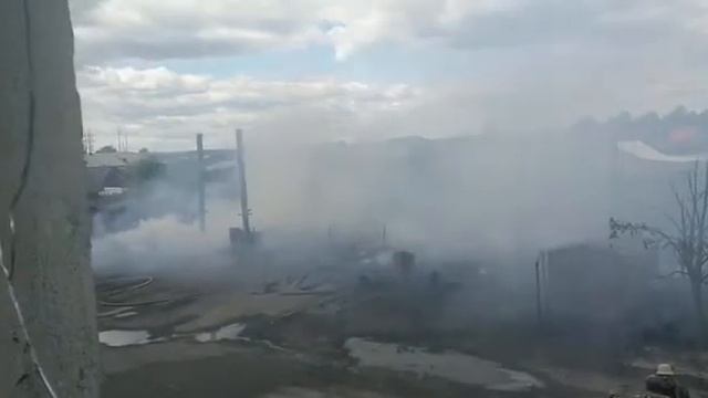 вот так лопаются стекла от огня, завтра будем менять все окна в квартире и подъезде на новые #огонь