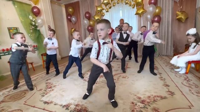 Танец мальчиков «Лялечка» на выпускном