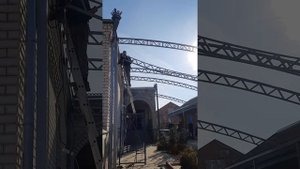 Навес из профнастила в частном дворе