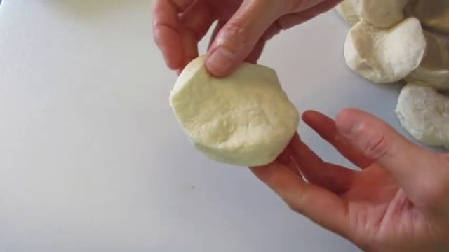 CHEESY STUFFED BISCUITS | Garlic Bread Style | Easy DIY Demonstration смотреть онлайн