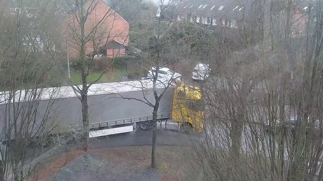 В деревеньке под утёсом застрял длинный грузовик смотреть онлайн