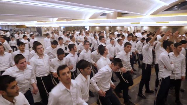 יואלי דיקמן ושלמה כהן בשמחת בית השואבה במלונית הקורונה "חברון" סוכות תשפ"א צילום: יהודה רוזן