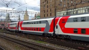 Новый тепловоз ТЭМ18ДМ-1801 со скорым двухэтажным поездом на Казанском вокзале Москвы