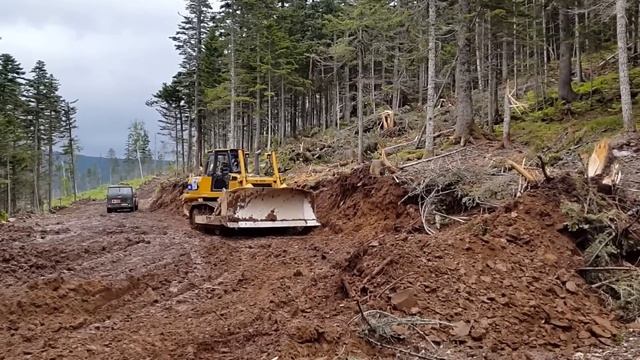 Бульдозер SEM 816 в работе (дорога в лес) смотреть онлайн