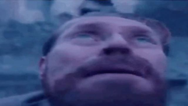 Уиллем Дефо посмотрел вверх