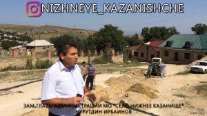 Установка пластмассовых труб в замен устаревшей сгнившей старой водопроводной трубы.