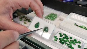 Драгоценные камни: зелёный цаворит из Африки. Гроссуляр. Очень чистые камни