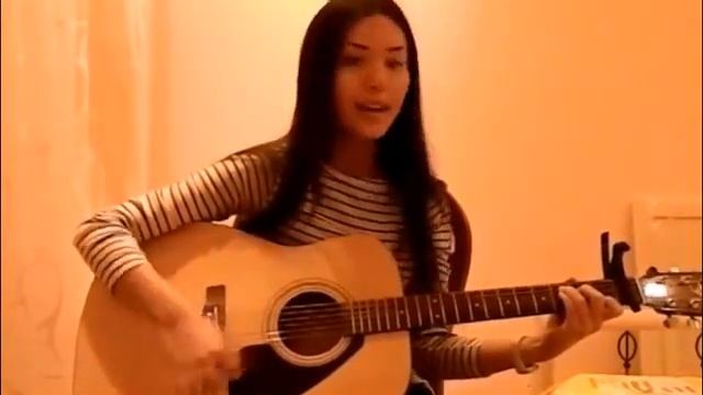 Девушка играет на гитаре и красиво поет песню Твои карие глаза смотреть онлайн