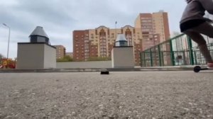 Делаю лëгкие трюки на трюковом самокате