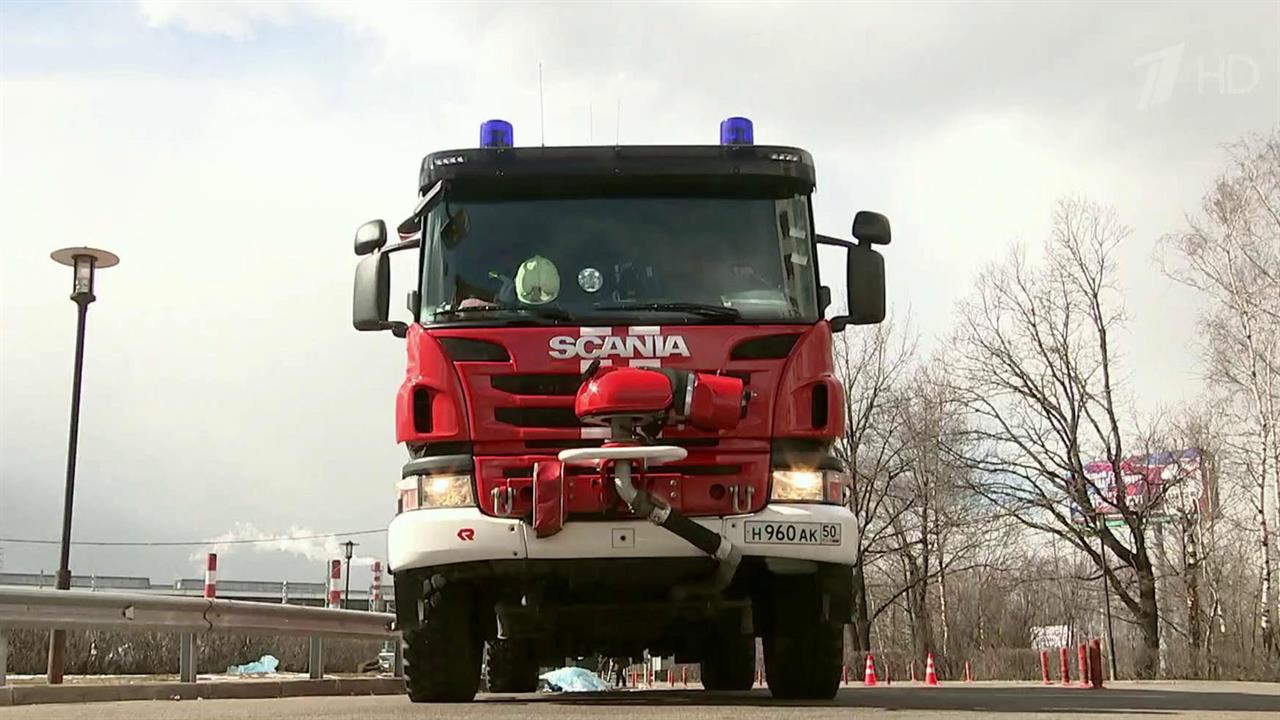 Работа водителем в домодедовском районе. Авария в аэропорту Домодедово пожарная машина. Российские автомобили. Несколько пожарных машин. Летающие пожарные автомобили.