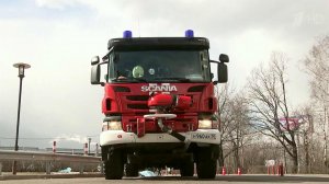 У аэропорта "Домодедово" под колесами пожарной машины погибла женщина, еще шесть человек пострадали
