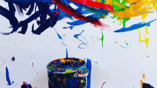 Свинья по кличке Пигкассо, которая пишет абстрактные картины с кисточкой во рту