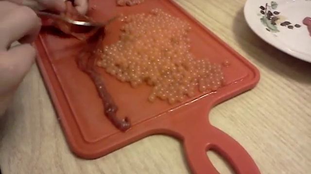 Как чистят красную икру.3gp смотреть онлайн